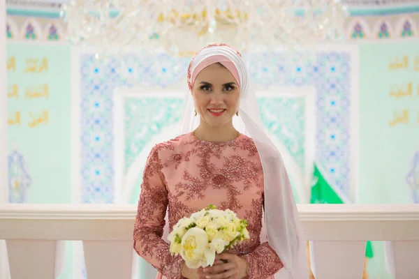 Piękna młoda muzułmańska panna młoda przygotowująca się do ślubu — Zdjęcie stockowe