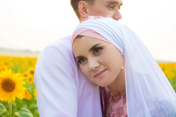 Noiva e noivo em uma cerimônia de casamento islâmico — Fotografia de Stock