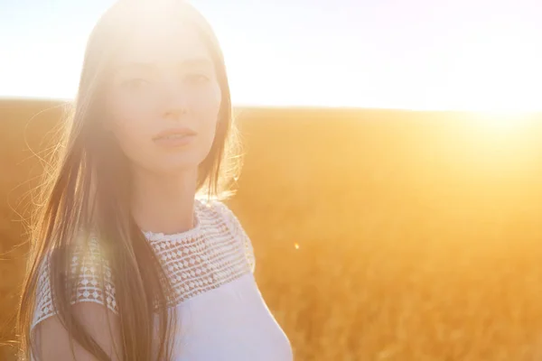 Porträt einer attraktiven Frau über goldenem Weizenfeld an einem Sommertag — Stockfoto