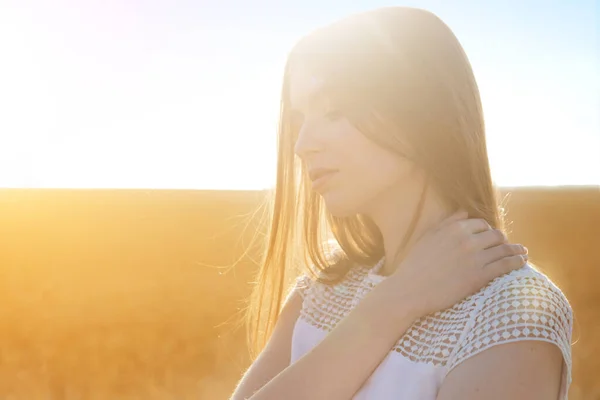 Mädchen im sommergelben Feld über der Sonne — Stockfoto