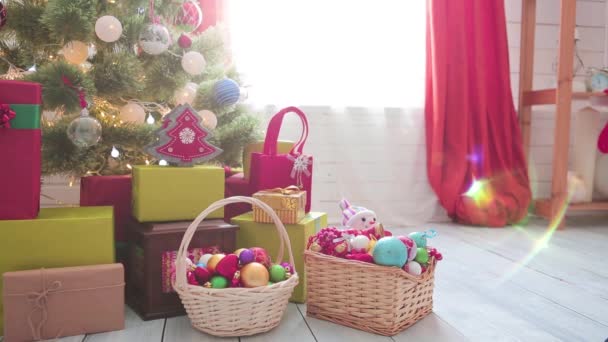 Árbol de Navidad en la habitación del ático en un día soleado de invierno por la mañana — Vídeos de Stock