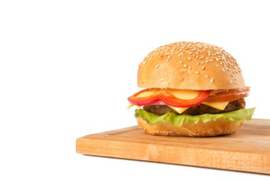 Hamburger beyaz bir tahtanın üzerinde.