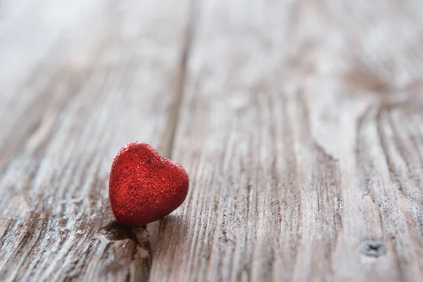Маленькое красное сердце на столе — стоковое фото