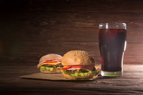 Hausgemachter Burger und Cola auf hölzernem Hintergrund — Stockfoto