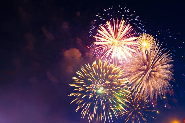 4th July fireworks. Fireworks display on dark sky background — Stock Photo, Image