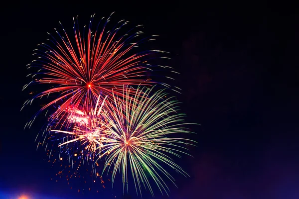 Július 4. Tűzijáték. Tűzijáték kijelző sötét ég háttér — Stock Fotó