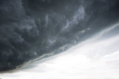 Fırtınadan önceki fırtınalı kara bulutlar. Gökyüzünde desenli gri ve mavi bulutlar