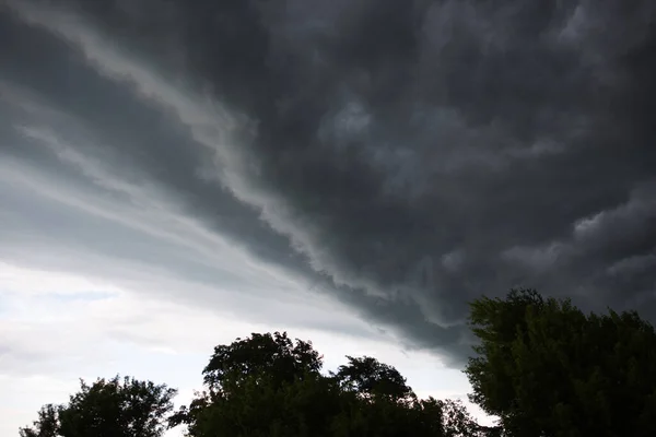 폭풍이 오기 전에 먹구름이 끼었어. 하늘에 떠 있는 짙은 잿빛과 푸른 구름 — 스톡 사진
