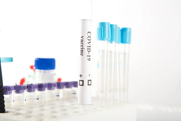 Пробірка з вакциною проти коронавірусної інфекції COVID-19 на білому тлі — стокове фото