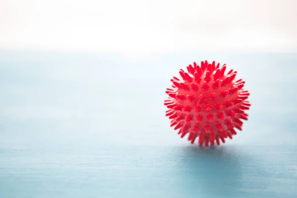 Abstrakcyjny Wirus Szczep Czerwony Model Choroby Coronavirus Covid Niebieskim Drewnianym — Zdjęcie stockowe