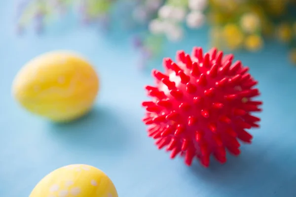 Wirus Model Choroby Coronavirus Covid Kolorowych Pisanek Kwiatami Niebieskim Drewnianym — Zdjęcie stockowe