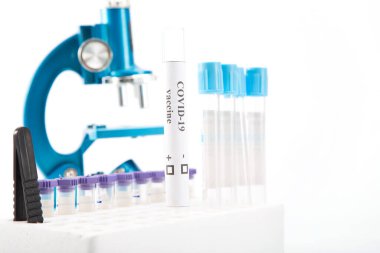 Beyaz arka planda COVID-19 testi pozitif çıkan test tüpü. Virüs Salgını Koruma Konsepti