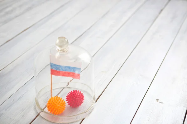 Piłka Postaci Modelu Coronawirusa Covid Rosyjskiej Flagi Pod Szklaną Osłoną — Zdjęcie stockowe