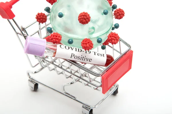 Model Koronawirusa Koszyku Białym Tle Koncepcja Ochrony Przed Pandemią Wirusa — Zdjęcie stockowe