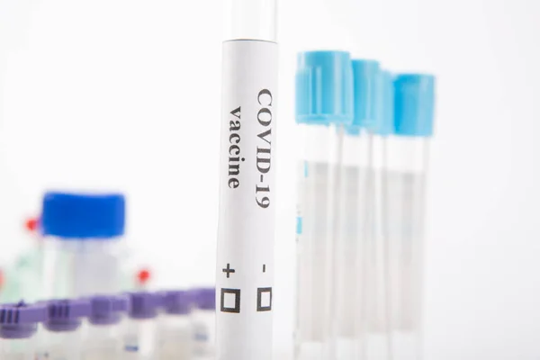 Тестова Трубка Вакциною Проти Короновірусної Інфекції Covid Білому Тлі Концепція — стокове фото