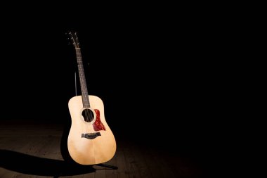 Koyu arkaplan üzerinde akustik gitar kopyalama alanı.