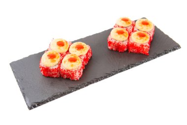 Peynirli kızarmış rulo ve siyah tahtada kızarmış balık ya da beyaz zemin üzerinde taş şist yüzeyi..