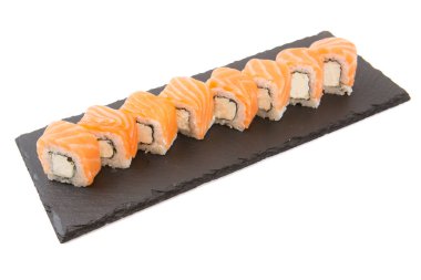 Maki Sushi - Krem peynirden yapılmış Philadelphia Roll siyah tahtada ya da beyaz arka planda taş şist yüzeyi.
