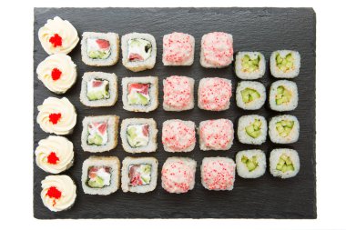 Büyük bir suşi rulosu. Japon yemek restoranı. Karanlık arka plan. Üst görünüm.