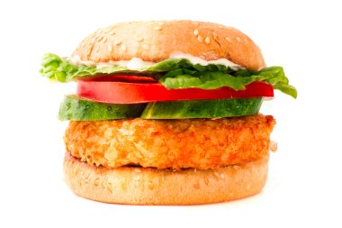 Beyaz arka planda izole edilmiş kızarmış tavuklu hamburger..
