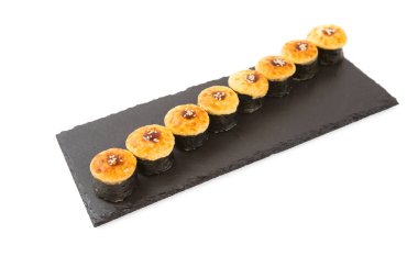 Siyah bir sayfada kızarmış suşi rulosu, menü konsepti. Beyazda izole edilmiş.