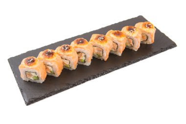 Maki Sushi - Krem peynirden yapılmış Philadelphia Roll siyah tahtada ya da beyaz arka planda taş şist yüzeyi.
