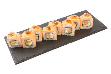 Somon balığı siyah tahtada yuvarlanır ya da beyaz zemin üzerinde taş şist yüzeyi..