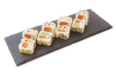 Suşi beyaz arka planda siyah sayfada yuvarlanır.