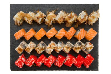 Büyük bir suşi rulosu. Japon yemek restoranı. Karanlık arka plan. Üst görünüm.