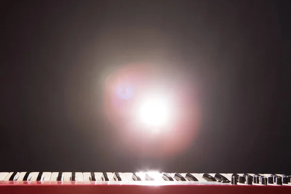 暗い背景のマイクとピアノ — ストック写真