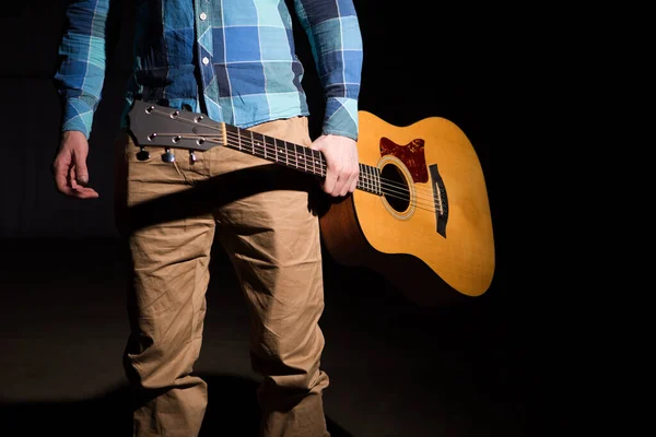 Jongeman Houdt Gitaar Donkere Achtergrond — Stockfoto