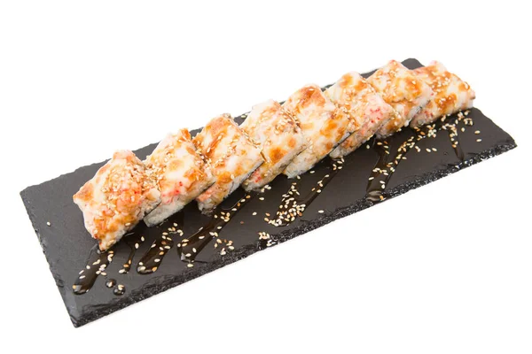 白身の黒い表面に揚げ寿司鮭の刺身 — ストック写真