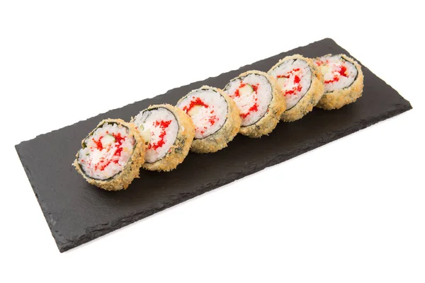 Pečené Horké Sushi Roll Černém Kamenném Talíři Bílém Pozadí — Stock fotografie