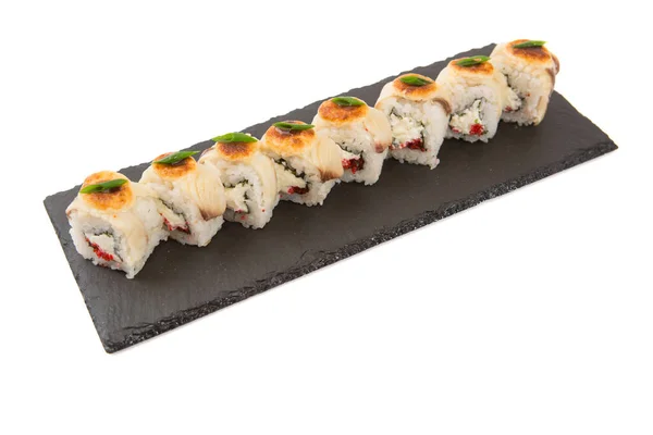 白を基調とした平板の上に新鮮な魚とアボカドを乗せた寿司ロール — ストック写真