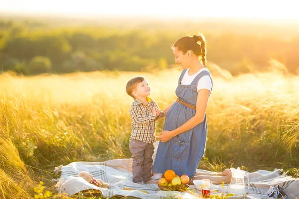 Gravid Mamma Och Hennes Vackra Lilla Son Picknick — Stockfoto