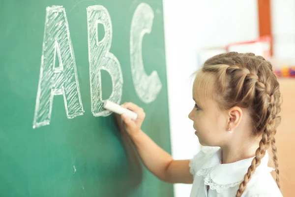 Jovem Escrevendo Abc Quadro Verde — Fotografia de Stock