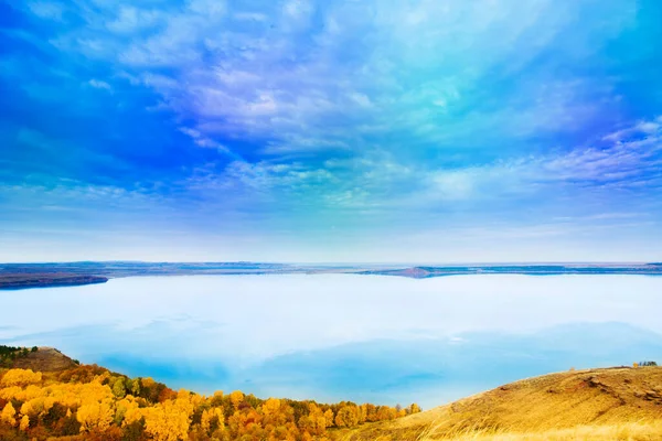 Paisagem Outono Grande Lago Outubro Árvores Outono Amarelas Céu Azul — Fotografia de Stock