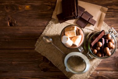 Tahta arka planda marşmelovlu çikolata kokteyli..