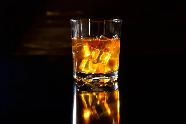 Siyah Bir Masada Buzlu Bir Bardak Viski — Stok fotoğraf