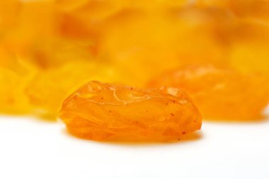 Altın sarısı üzümler, beyaz arka planda izole bir şekilde kapanıyor.