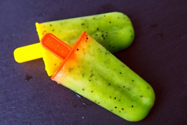 Ev yapımı limon suyu ve kivi meyveli buzlu dondurma..