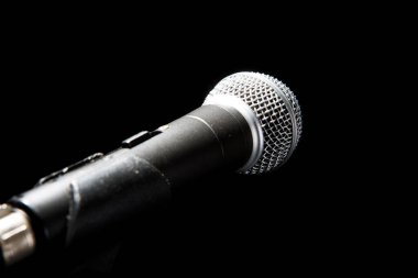 Siyah arka planda bir mikrofon. Müzik ve konser konsepti. Müzik ve konser konsepti.