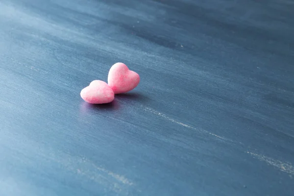 Dos Corazones Color Rosa Sobre Azul Oscuro Plateado Sobre Fondo — Foto de Stock