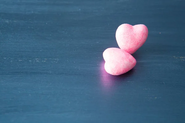 木や金属の背景に濃い青や銀に2つのピンクの心 バレンタインデー — ストック写真