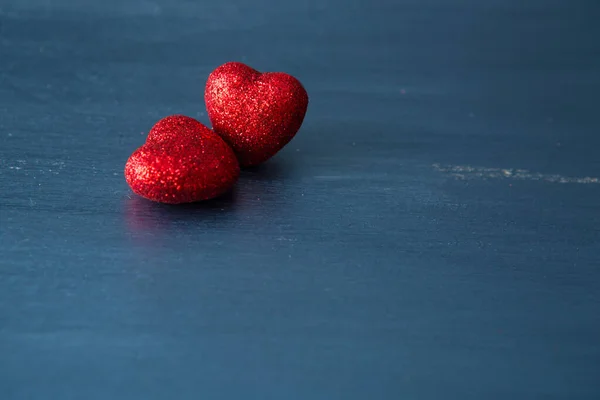 Zwei Rote Herzen Auf Dunkelblauem Oder Silbernem Hintergrund Aus Holz — Stockfoto