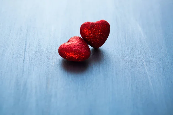 Dois Corações Vermelhos Azul Escuro Prata Fundo Madeira Metal Dia — Fotografia de Stock