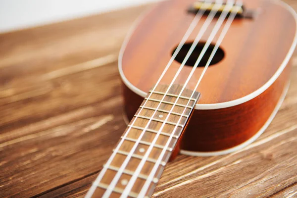 Bild Föreställer Musikinstrument Ukulele Gitarr Ett Träbord — Stockfoto