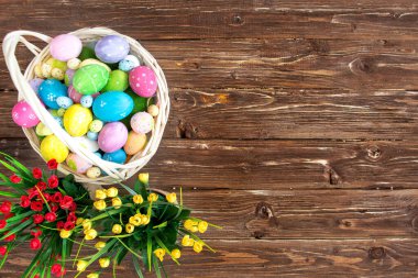 Yuvadaki paskalya yumurtaları ahşap kalaslarda. Uzayı kopyala.