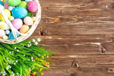 Tahta sepetteki Paskalya yumurtaları Boşluğu kopyalayın.