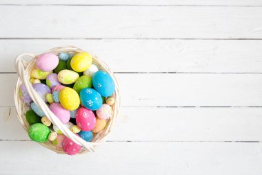 Beyaz tahta üzerinde Paskalya yumurtaları Boşluğu kopyalayın.